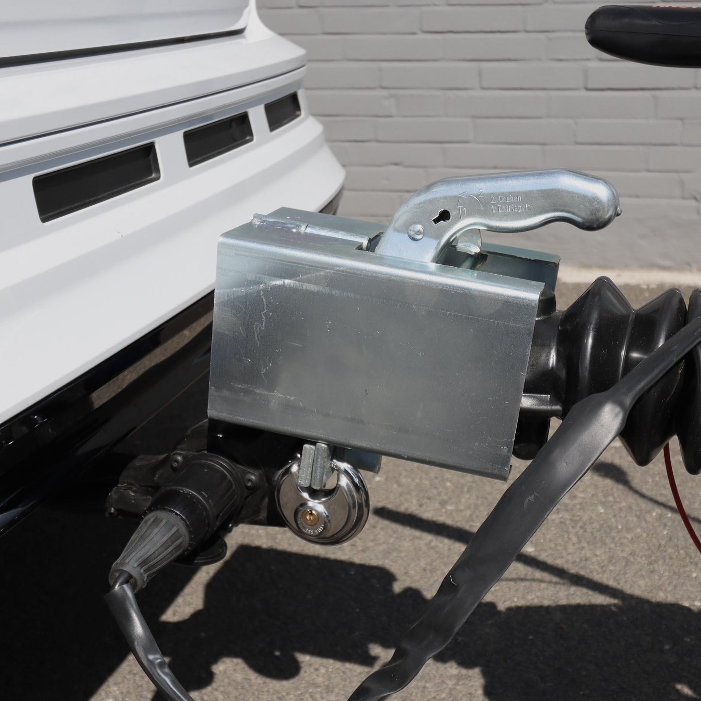 Anti-theft device foldable on and off with lock