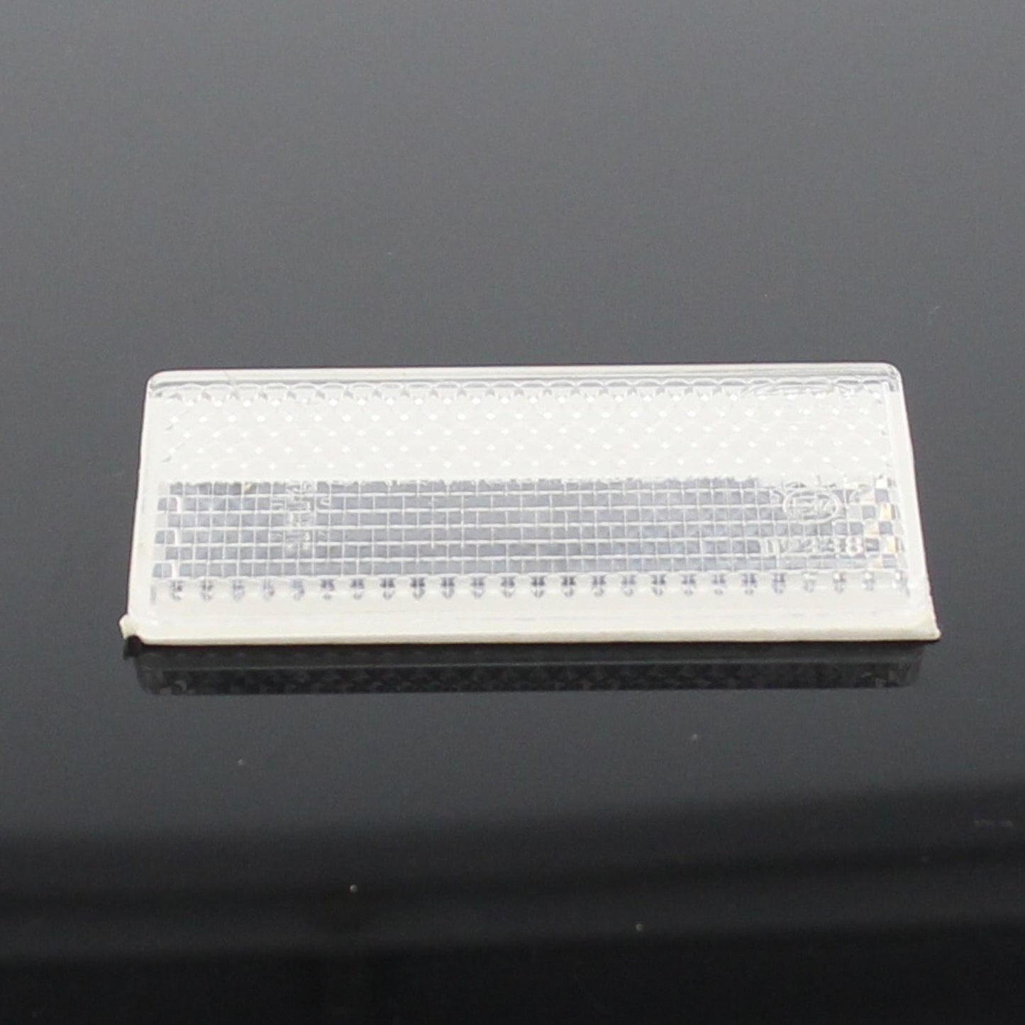 Hella Rückstrahler Weiß Selbstklebend 70x31x5mm